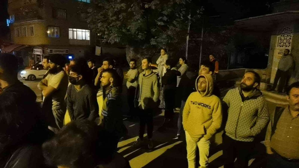 Apartmanın çatısı alev alev yandı.. Onlarca kişi sokağa çıkıp izledi