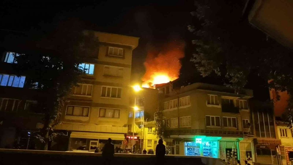 Apartmanın çatısı alev alev yandı.. Onlarca kişi sokağa çıkıp izledi