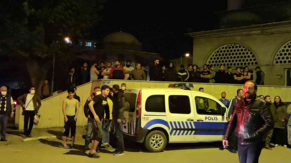 Apartmanın çatısı alev alev yandı.. Onlarca kişi sokağa çıkıp izledi