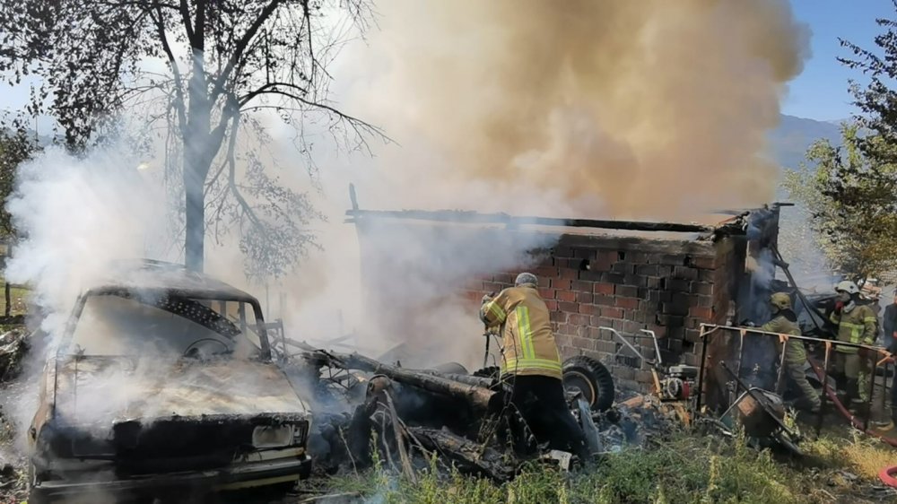 Depoda yangın... Otomobil hurdaya döndü