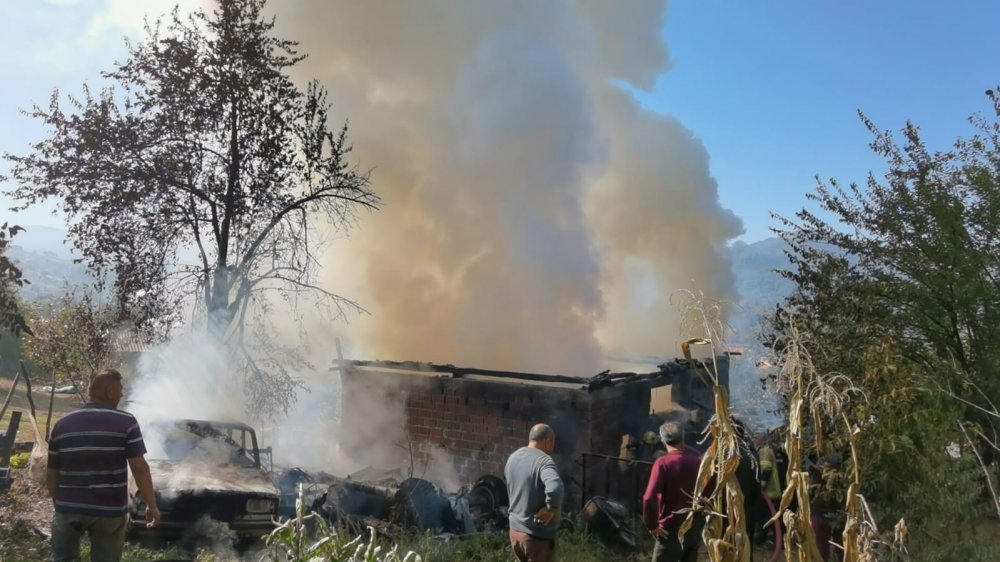 Depoda yangın... Otomobil hurdaya döndü