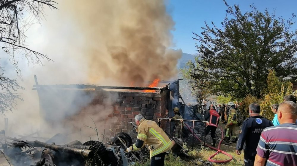 Depoda yangın... Otomobil hurdaya döndü