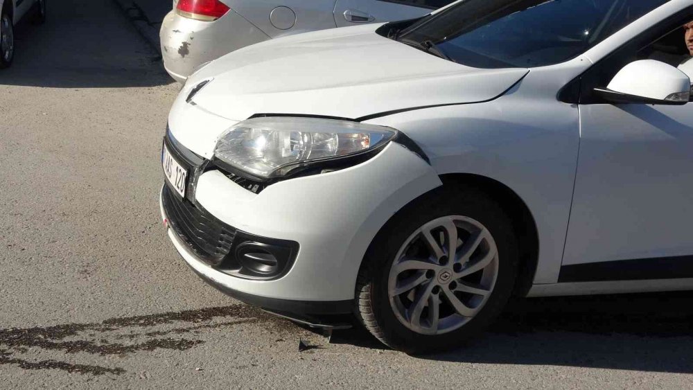 Bilecik’te 2 otomobil çarpışması sonucu 2 kişi yaralandı