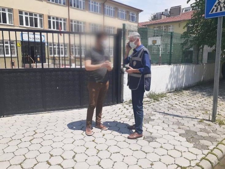 Okul çevrelerinde yapılan asayiş uygulamasında 2 kişi gözaltına alındı
