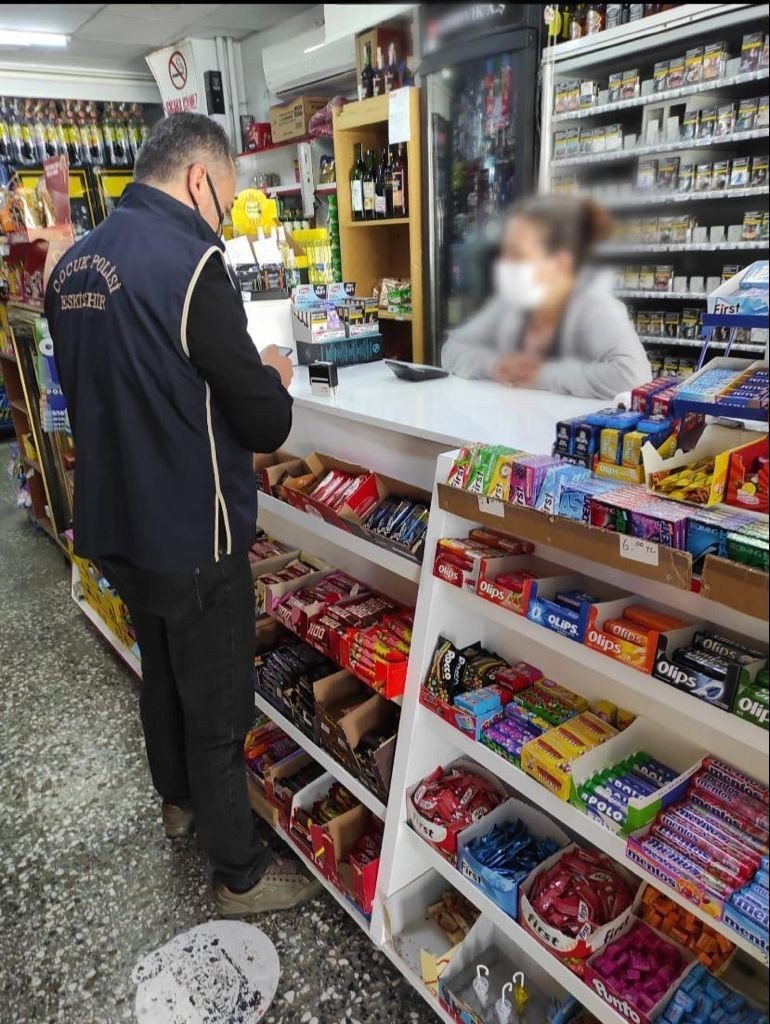 Okul çevrelerinde yapılan asayiş uygulamasında 2 kişi gözaltına alındı