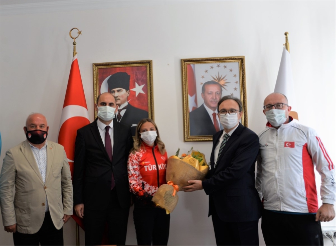 vali-kizilkaya-basarili-sporculari-kabul-etti1.jpg