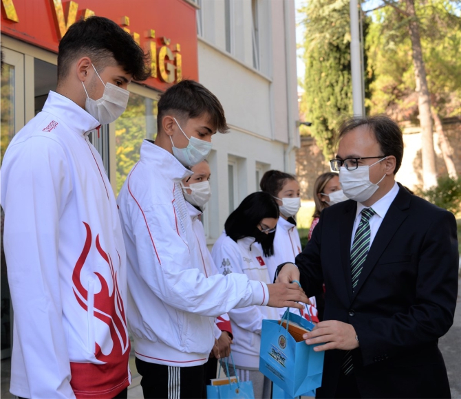 vali-kizilkaya-basarili-sporculari-kabul-etti4.jpg