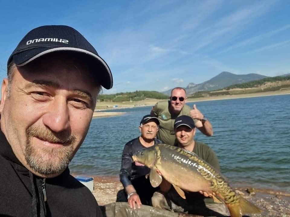 12 kilo 650 gramlık en büyük sazan balığı tutarak 7 bin lirayı kaptılar