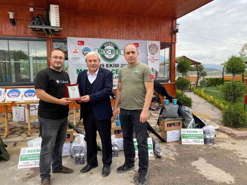 12 kilo 650 gramlık en büyük sazan balığı tutarak 7 bin lirayı kaptılar