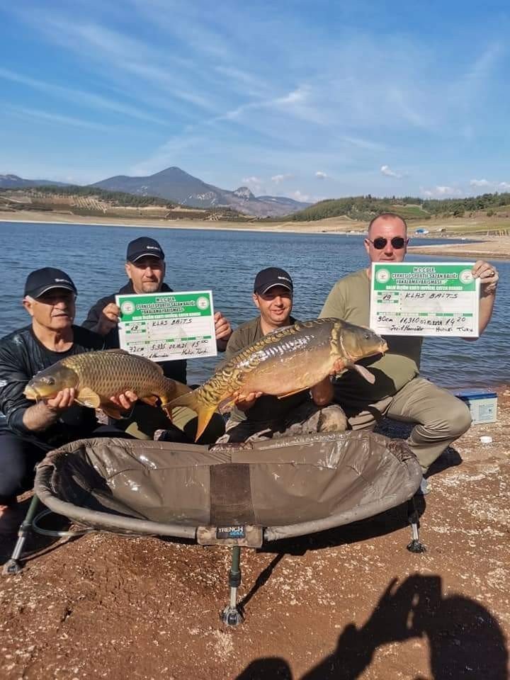 12 kilo 650 gramlık en büyük sazan balığı tutarak 7 bin lirayı kaptılar