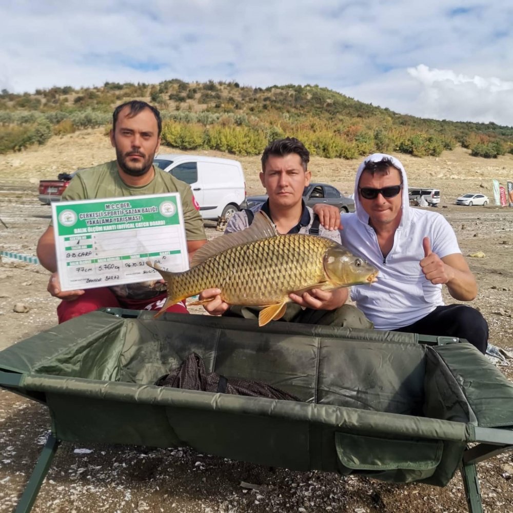 12 kilo 650 gramlık en büyük sazan balığı tutarak 7 bin lirayı kaptılar