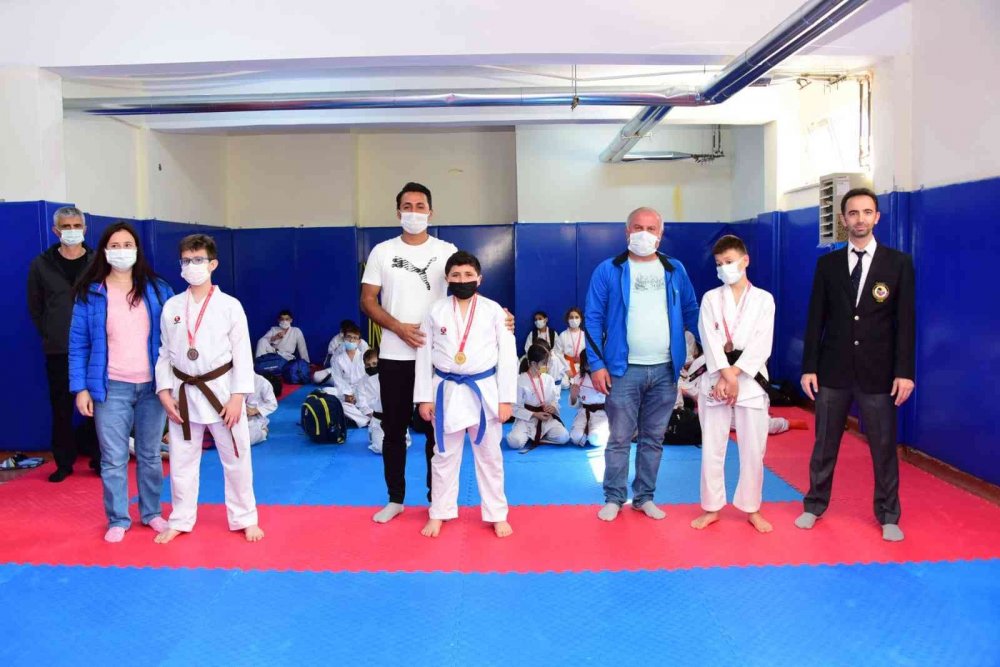 Karate turnuvası şampiyonları madalyalarını aldı