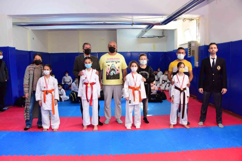 Karate turnuvası şampiyonları madalyalarını aldı