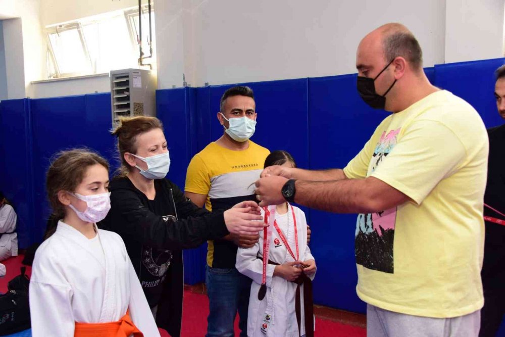 Karate turnuvası şampiyonları madalyalarını aldı