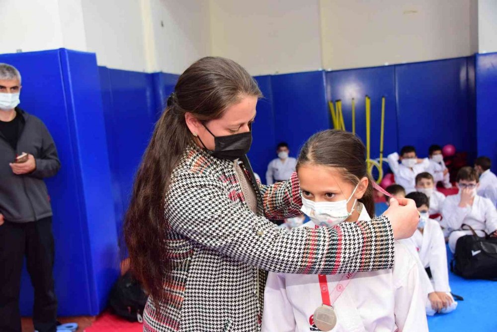 Karate turnuvası şampiyonları madalyalarını aldı