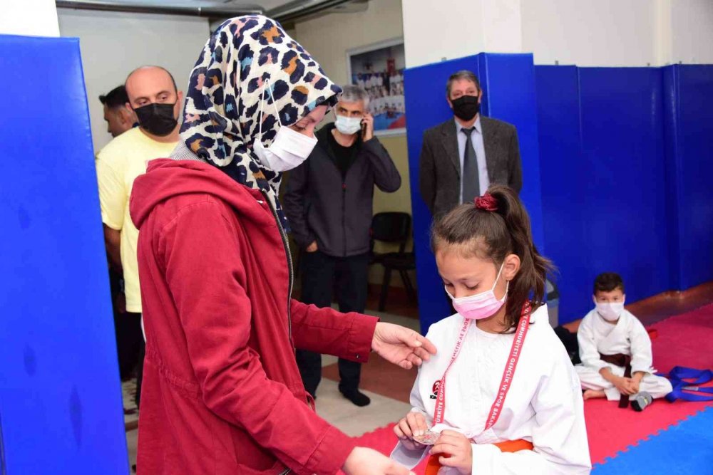 Karate turnuvası şampiyonları madalyalarını aldı