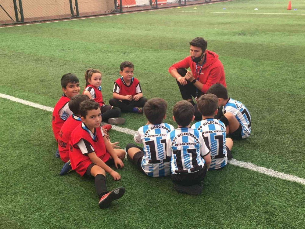 Minikler geleceğin futbolcusu olmak için canla başla çalışıyor