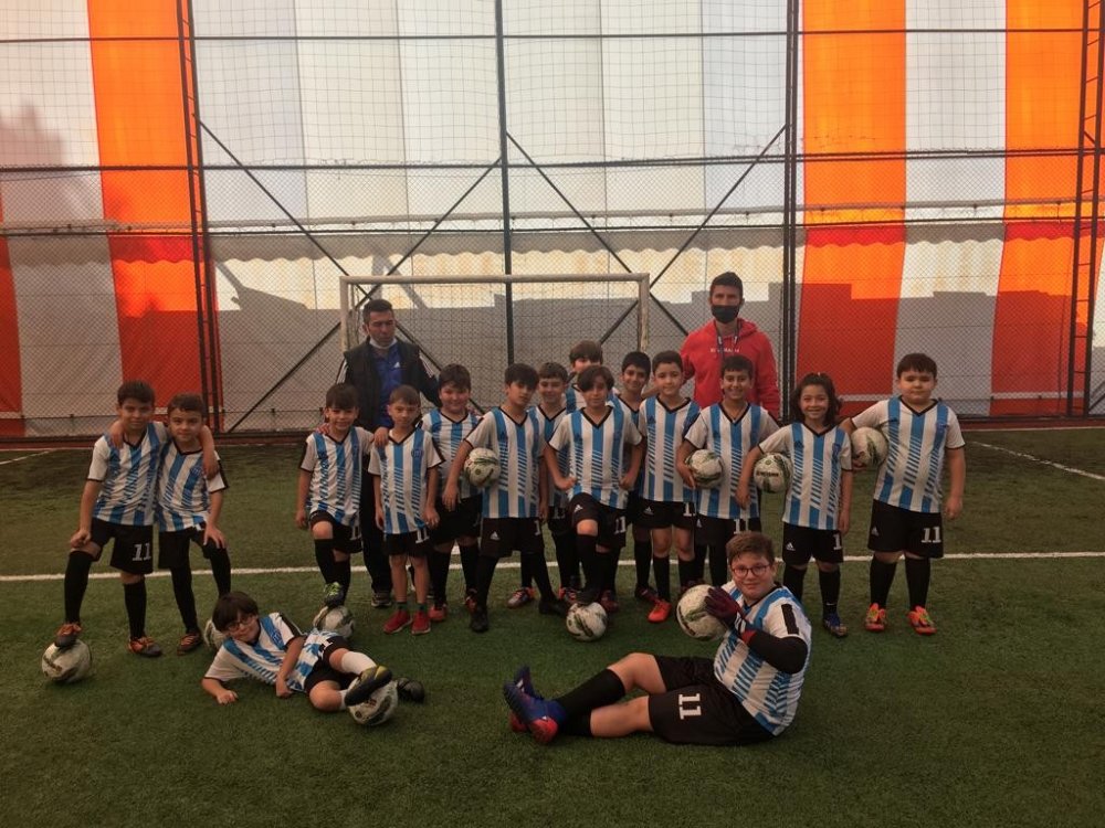 Minikler geleceğin futbolcusu olmak için canla başla çalışıyor
