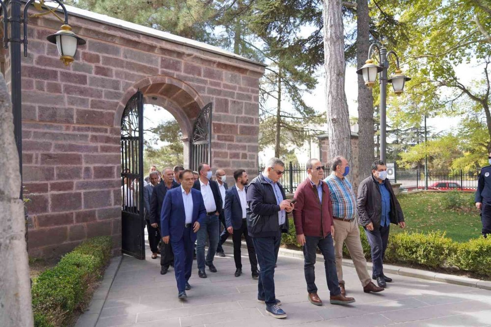 (Özel) CHP’li belediye başkanları Ertuğrul Gazi Türbesi’ni ziyaret etti