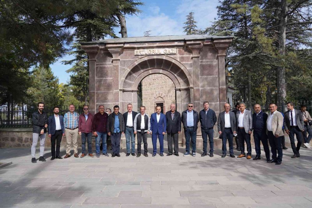 (Özel) CHP’li belediye başkanları Ertuğrul Gazi Türbesi’ni ziyaret etti