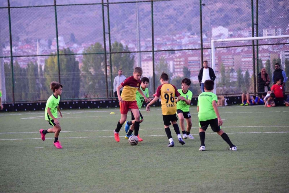 Metristepe 100. Yıl Minikler Futbol Turnuvası sona erdi