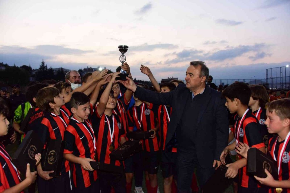 Metristepe 100. Yıl Minikler Futbol Turnuvası sona erdi