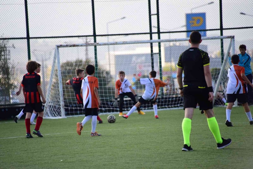 Metristepe 100. Yıl Minikler Futbol Turnuvası sona erdi