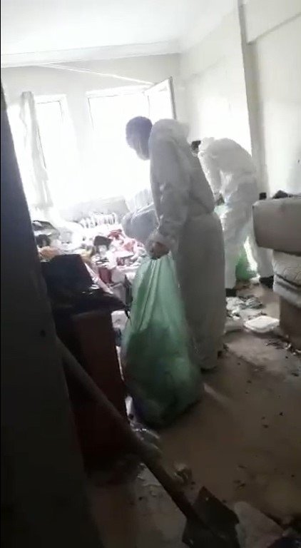 (ÖZEL) Ağır koku gelen evden 7 ton çöp çıktı
