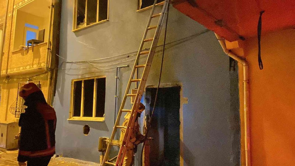 İtfaiye eri Türk bayrağını yanmaktan kurtardı