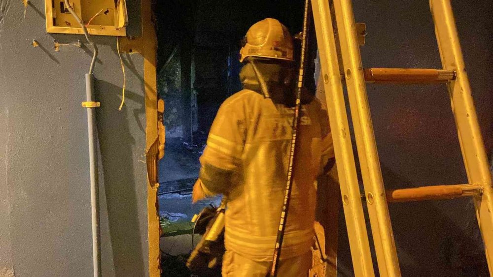 İtfaiye eri Türk bayrağını yanmaktan kurtardı