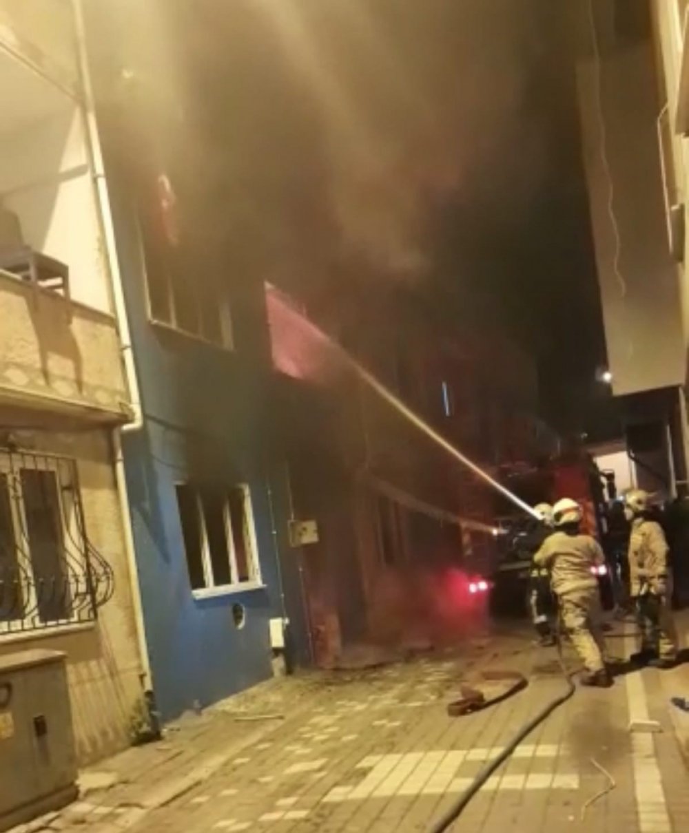 İtfaiye eri Türk bayrağını yanmaktan kurtardı