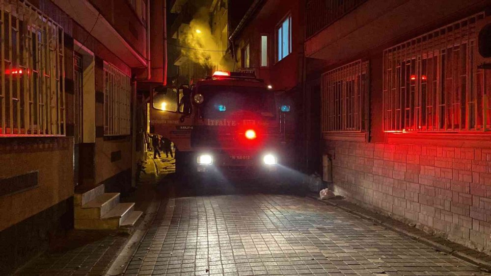 İtfaiye eri Türk bayrağını yanmaktan kurtardı