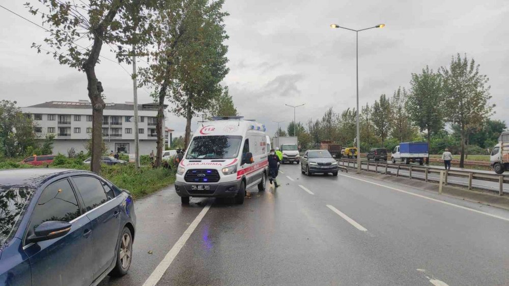 Kayganlaşan yolda kontrolden çıkan otomobil şarampole düştü