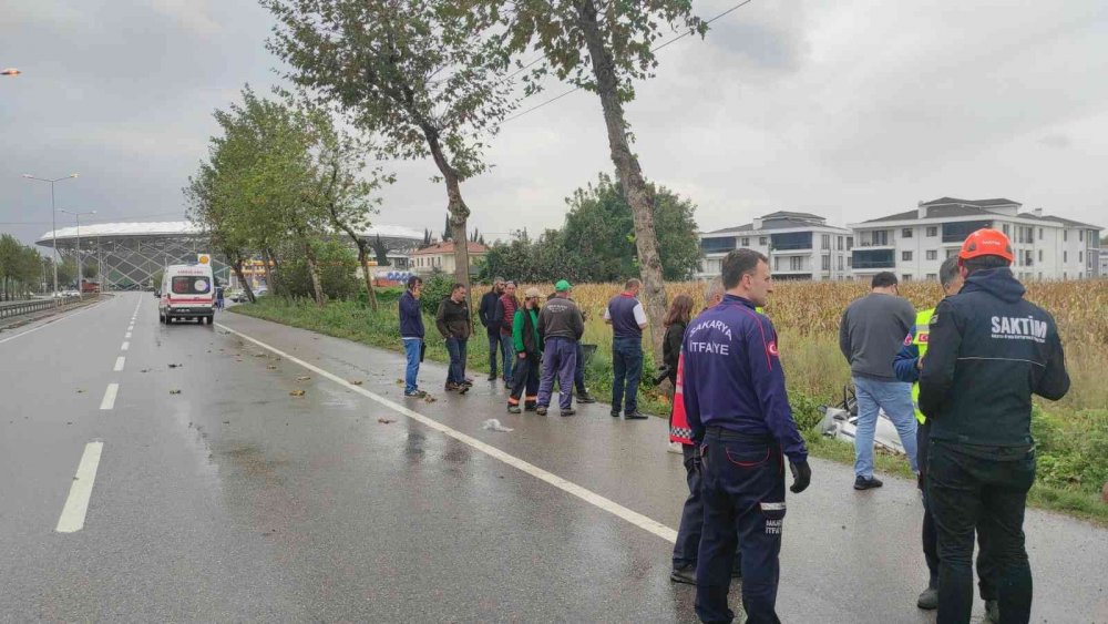 Kayganlaşan yolda kontrolden çıkan otomobil şarampole düştü