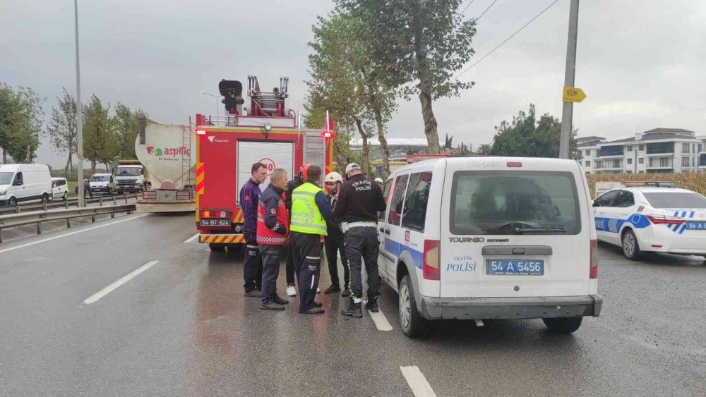 Kayganlaşan yolda kontrolden çıkan otomobil şarampole düştü
