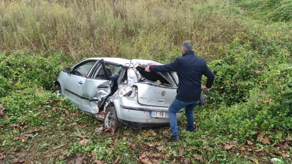 Kayganlaşan yolda kontrolden çıkan otomobil şarampole düştü
