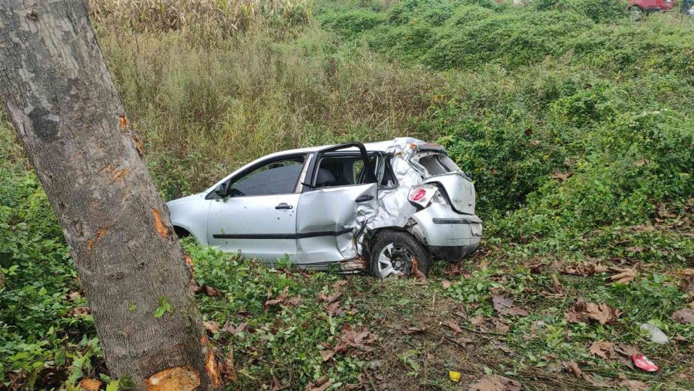 Kayganlaşan yolda kontrolden çıkan otomobil şarampole düştü