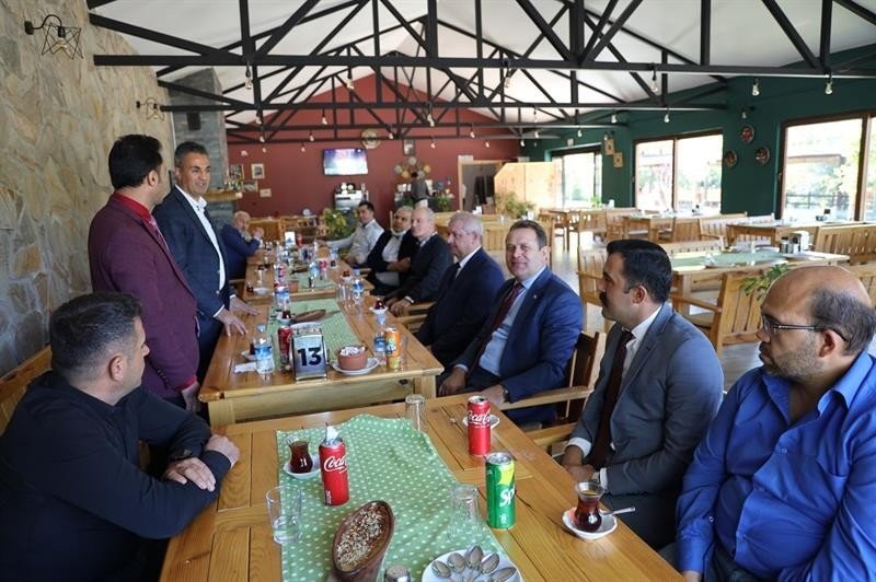 Tayini çıkan müdüre veda yemeği