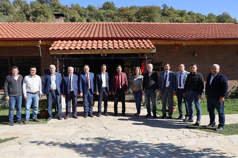 Tayini çıkan müdüre veda yemeği