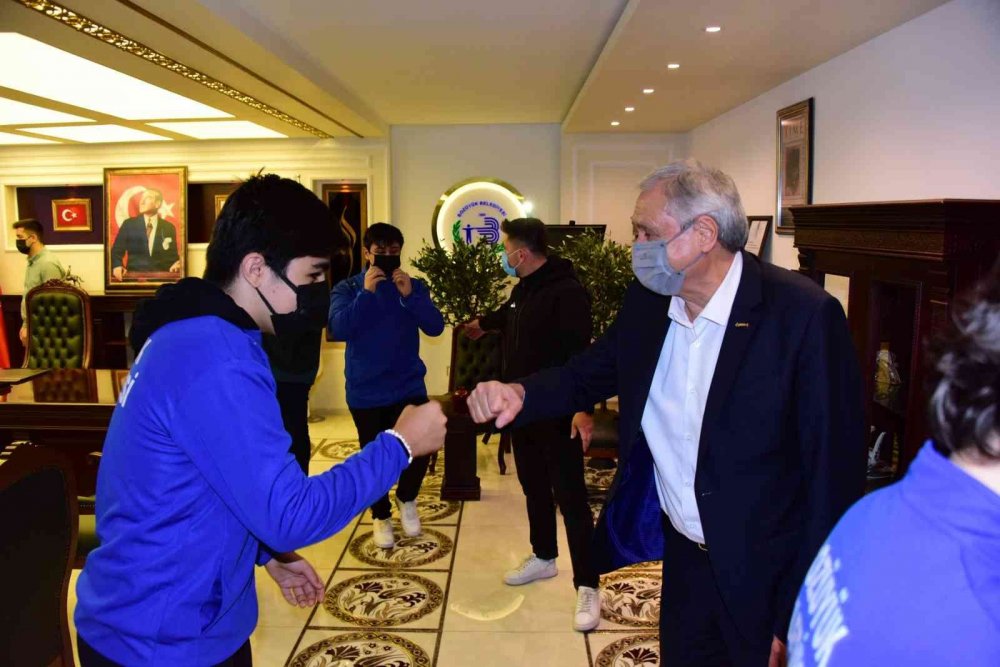 Başkan Bakkalcıoğlu masa tenisi takımına başarılar diledi