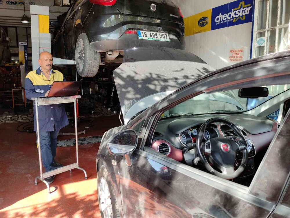 Hurdaya gidecek parçaları tamir edip, araç sahiplerini büyük masraftan kurtarıyor