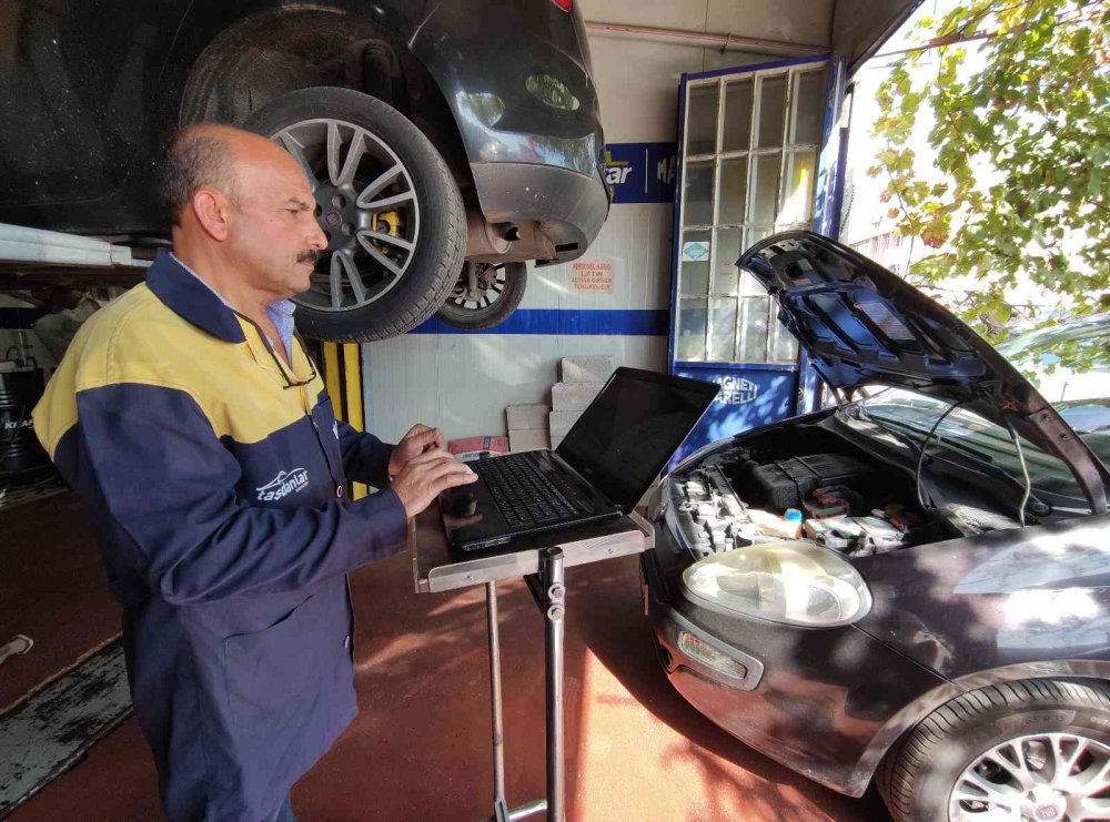 Hurdaya gidecek parçaları tamir edip, araç sahiplerini büyük masraftan kurtarıyor