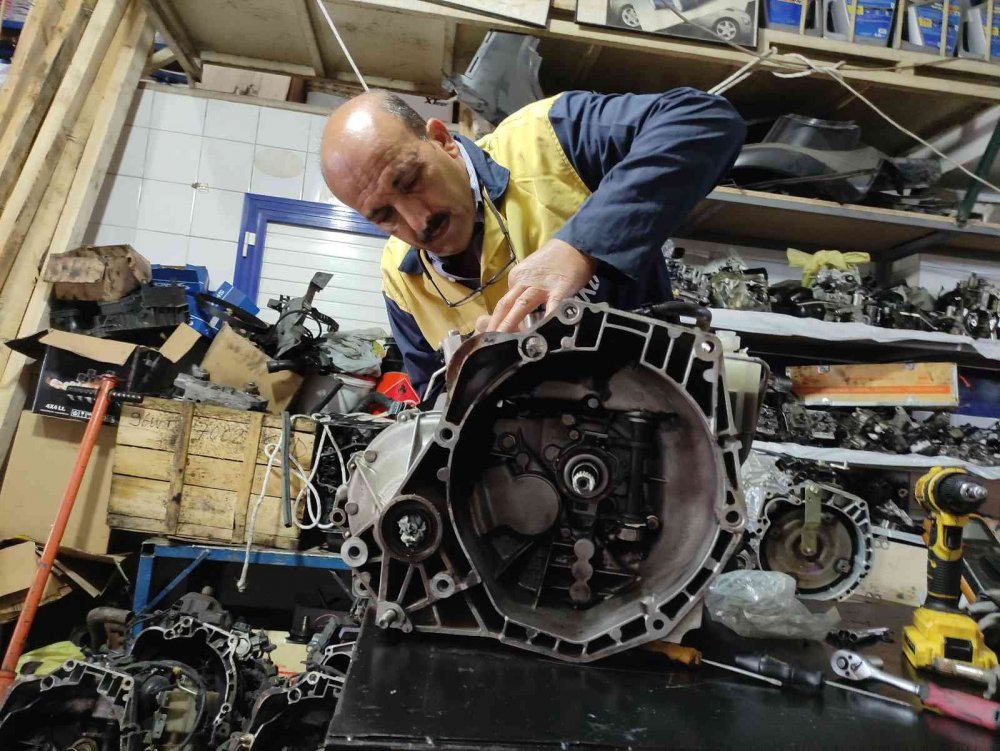 Hurdaya gidecek parçaları tamir edip, araç sahiplerini büyük masraftan kurtarıyor