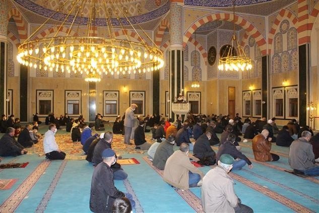 Camiler dolup taştı