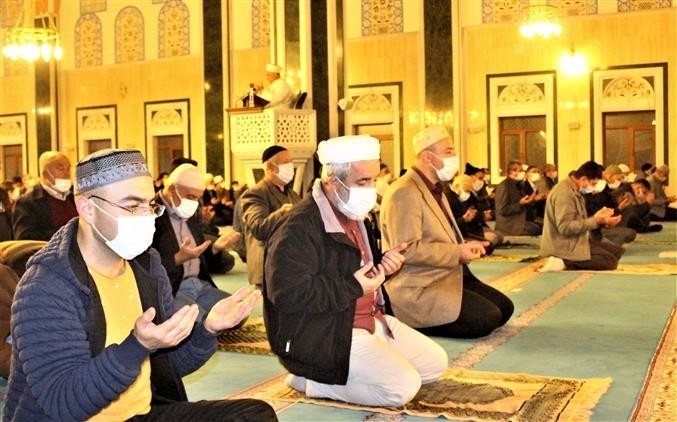 Camiler dolup taştı