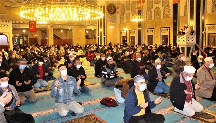 Camiler dolup taştı