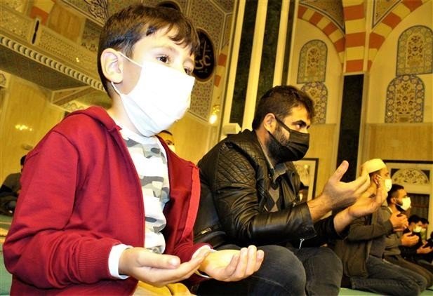 Camiler dolup taştı