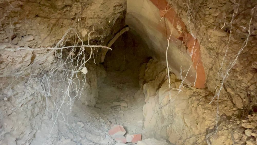 Defineciler tarlaları köstebek yuvasına çevirdi