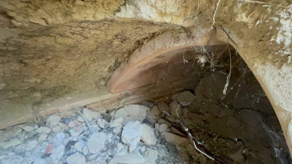 Defineciler tarlaları köstebek yuvasına çevirdi