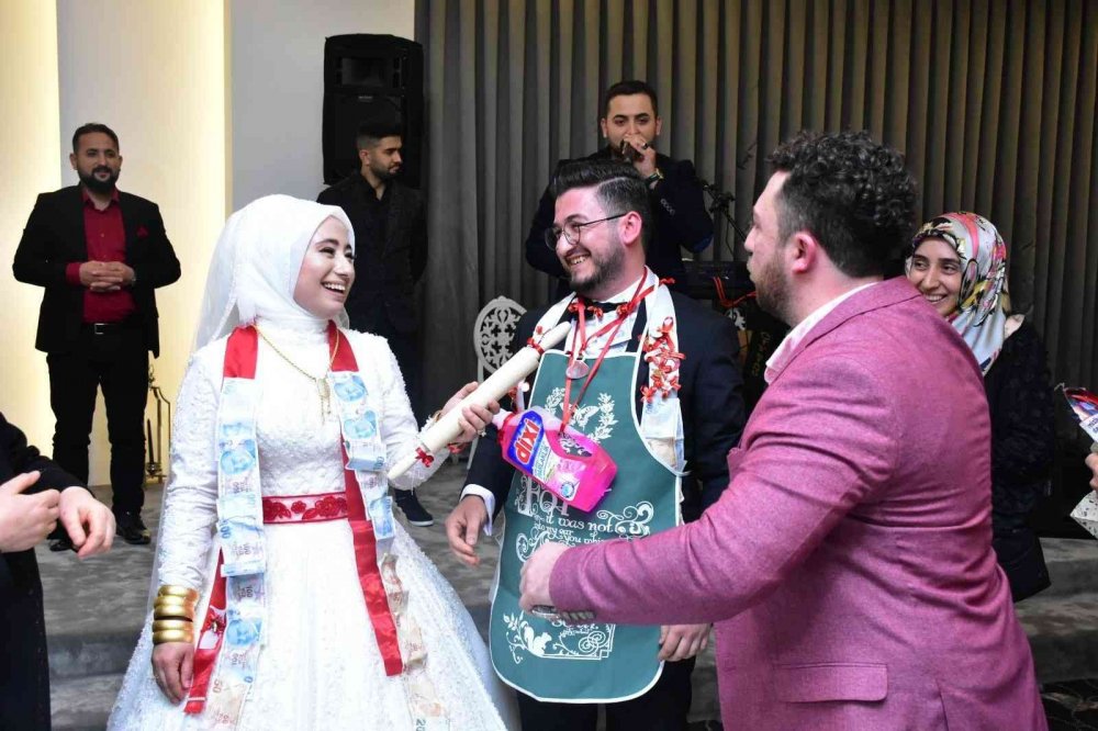 Damada takı yerine 2 kangal sucuk takıldı